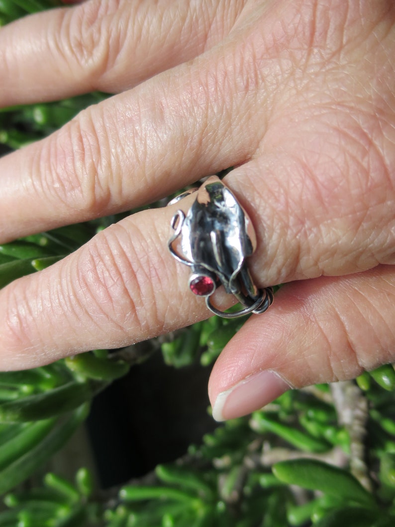 Sterling Silver Brutalist Calla Lily and Rhodolite garnet Spiral Adjustable Ring image 7