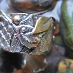 Anillo de zafiro de metal mixto de plata esterlina tamaño 7.5, anillo de collage brutalista de pájaro cantor, anillo de piedra preciosa con estampado de puma,