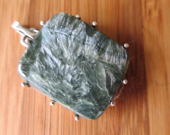 Aesthetic Seraphinite Gemstone Pendant, Sterling Silver Brutalist Green Claw Pendant. Angel wing Stone Pendant