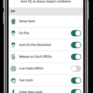 Puede incluir: Una captura de pantalla del menú de configuración de la aplicación iPoGo. El menú incluye opciones para configurar elementos, usar un Go Plus, conectarse automáticamente a un Go Plus, liberar Pokémon al capturar, transmisiones en vivo, capturas rápidas, cargas de mapas más rápidas, un potenciador de aparición y bloquear Pokémon no brillantes.