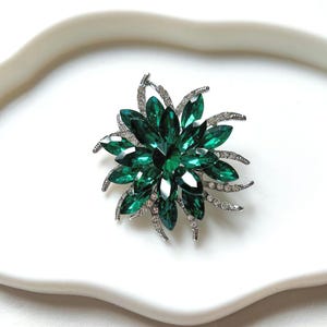 Spilla con cristallo verde smeraldo: clip in argento con diamanti scintillanti