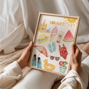 Könnte beinhalten: Eine Aquarell-Illustration von sommerlichen Motiven, darunter ein Sonnenschirm, Flip-Flops, ein Badeanzug, eine Sandburg, eine Wassermelone, ein Sonnenhut, eine Gummiente, eine Sonnenbrille, ein Eis am Stiel, Sonnencreme und ein Eimer und eine Schaufel. Die Illustration ist in einem hellen Holzrahmen gerahmt und das Wort "SUMMER" ist in gelben Buchstaben oben geschrieben.