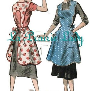 Peut inclure: Deux patrons d'aprons vintage avec des illustrations de femmes portant les tabliers. Le tablier de gauche est rouge avec un imprimé floral et un dos découpé. Le tablier de droite est bleu avec des pois blancs et deux poches.
