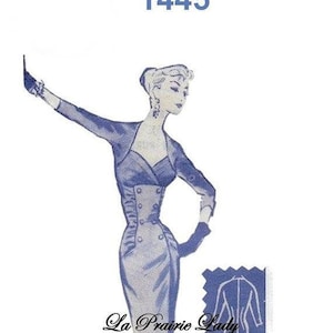 Puede incluir: Un patrón de costura vintage para un vestido, con una mujer en un vestido azul con un corpiño ajustado y una falda completa. El patrón está etiquetado como "Modes Royale 1445" y "La Prairie Lady".