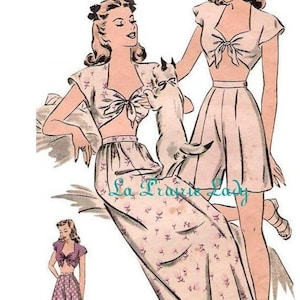Könnte beinhalten: Vintage-Illustration von zwei Frauen, die ein zweiteiliges Outfit mit einem Top mit Schleife und Shorts tragen. Das Oberteil ist weiß mit einem Blumenmuster und die Shorts sind einfarbig. Die Frauen lächeln beide und schauen den Betrachter an. Die Illustration ist im Retro-Stil gehalten und perfekt für ein Vintage-Modeprojekt.