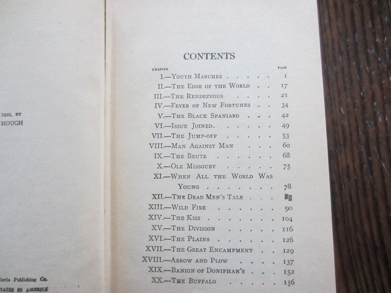 Puede incluir: Un libro titulado "The Virginian" de Owen Wister. La p&aacute;gina de contenido del libro enumera los cap&iacute;tulos y sus n&uacute;meros de p&aacute;gina correspondientes.