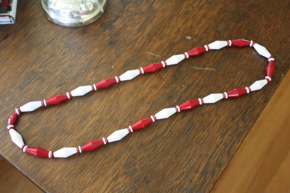 60's Plastic Beaded Necklace - image 2