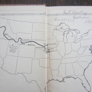 Puede incluir: Un mapa en blanco y negro de los Estados Unidos que muestra una ruta a trav&eacute;s del pa&iacute;s. La ruta est&aacute; marcada con una l&iacute;nea y puntos. El texto en el mapa dice "Not the present Laramie" y "Salt Lake City not in trail but an important by-short". El texto en la parte superior de la p&aacute;gina dice "E. J. Bestery Calhoun Dec. 25, 1924 Aller."