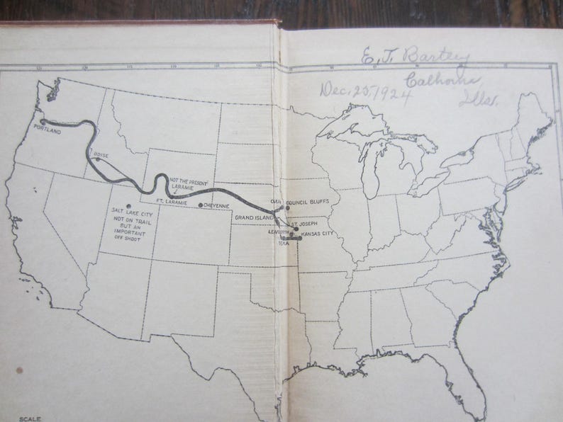 Puede incluir: Un mapa en blanco y negro de los Estados Unidos que muestra una ruta a trav&eacute;s del pa&iacute;s. La ruta est&aacute; marcada con una l&iacute;nea y puntos. El texto en el mapa dice "Not the present Laramie" y "Salt Lake City not in trail but an important by-short". El texto en la parte superior de la p&aacute;gina dice "E. J. Bestery Calhoun Dec. 25, 1924 Aller."