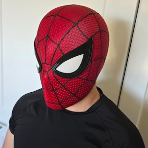 以下が含まれることがあります： クリーム色、ライトグレー、ダークグレーの3色の、つや消し仕上げの陶器製マグカップのセット。各マグカップはシンプルでミニマルなデザインで、コーヒーや紅茶に最適です。