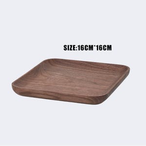 Puede incluir: Una bandeja de servir cuadrada de madera con un acabado de madera de grano marrón oscuro. La bandeja mide 16 cm por 16 cm. SIZE: 16CM*16CM