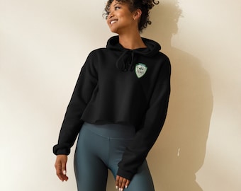 Op de afbeelding: Een zwarte, gecropte hoodie met een groen-witte patch met de tekst "Bear Creek" op de voorkant. De hoodie heeft een capuchon met trekkoord en een ontspannen pasvorm.