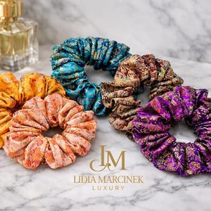 Coletero artesanal con estampado asiático: detalles brillantes, colores vibrantes