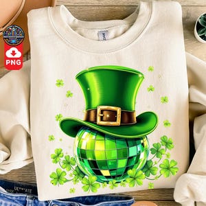 Op de afbeelding: Een groene leprechaun-hoed met een gouden gesp zit op een groene discobal. De hoed en de discobal zijn omringd door groene klaverblaadjes.