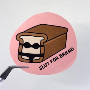 Adesivo "Sl*t For Bread", regalo per lui, regalo per lei, decorazione per diario, adesivo sarcastico, adesivo per laptop, cancelleria divertente, amante dei carboidrati e del pane