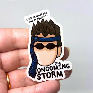 Adesivo "Tempesta in arrivo di Doctor Who", regalo "Whovian", compleanno di Doctor Who, decorazione per diario, adesivo nerd, citazione di serie TV, adesivo di alta qualità per laptop