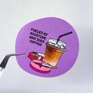 Sticker met nicotine en ijskoffie, cadeau voor hem, cadeau voor haar, tijdschriftdecor, sarcastische sticker, laptopsticker, grappig briefpapier