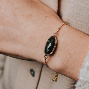 Armband med antracitfärgad sten, justerbart guldarmband med växlar, fasetterade mörkgrå stenar, presenter till henne, fint guldarmband
