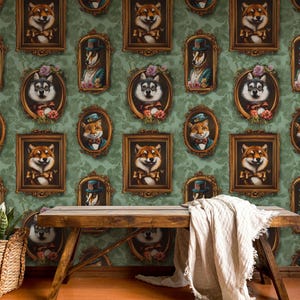 Puede incluir: Un papel tapiz verde con un patrón repetitivo de retratos enmarcados en oro de perros con pajaritas y sombreros. Los retratos están sobre un fondo verde con acentos florales. Un banco de madera con una manta blanca está en primer plano.