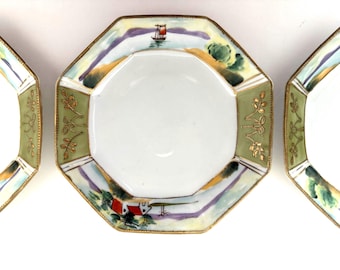 Platos octogonales antiguos de porcelana Nippon pintados a mano - Juego de 3 platos con paisajes escénicos, bordes dorados y marca de corona verde.