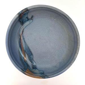 Bol grande de cerámica de estudio de 29 cm (11,5 pulgadas) firmado, bol de servir de gres azul y pizarra hecho a mano, esmalte abstracto con efecto de goteo de tierra y agua.
