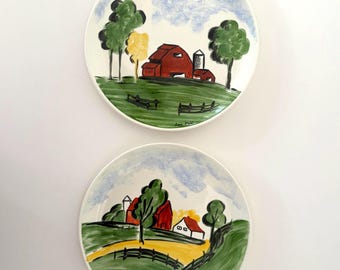 Platos rústicos vintage Jan Miri pintados a mano – Juego de 2 platos decorativos de cerámica con diseño de paisaje rural y granero rojo.