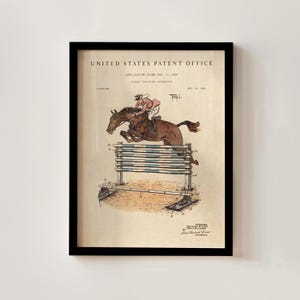 Pode incluir: Impressão artística emoldurada de patente vintage de um cavalo saltando uma barreira. A ilustração em tons sépia mostra um cavaleiro a cavalo saltando uma barreira listrada. O texto no topo diz "United States Patent Office".