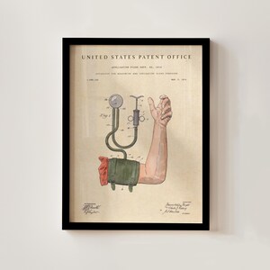Puede incluir: Impresión enmarcada de patente vintage de un dispositivo para medir la presión arterial. La impresión presenta un diagrama del aparato, que incluye un manguito alrededor de un brazo, un manómetro y tubos. El texto "United States Patent Office" está en la parte superior.