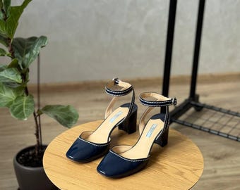 Sapatos de salto alto vintage Prada em verniz com tira no tornozelo, tamanho feminino 39 1/2.