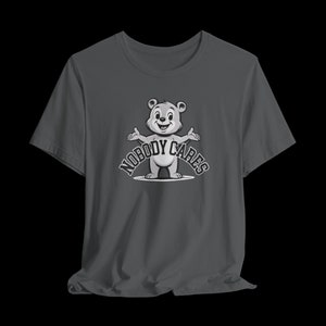 誰も気にしない面白い皮肉なクマのグラフィックTシャツ