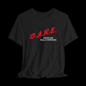 Camiseta gráfica divertida de los 90 con la frase "Las drogas son muy caras", estilo vintage, ideal como regalo retro para amigos.