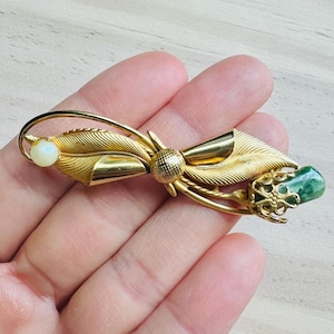 1960s Vintage Brosche aus Gold-Ton mit grünem Stein und Faux-Perle