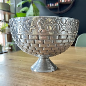 Cuenco con pedestal en tono plateado