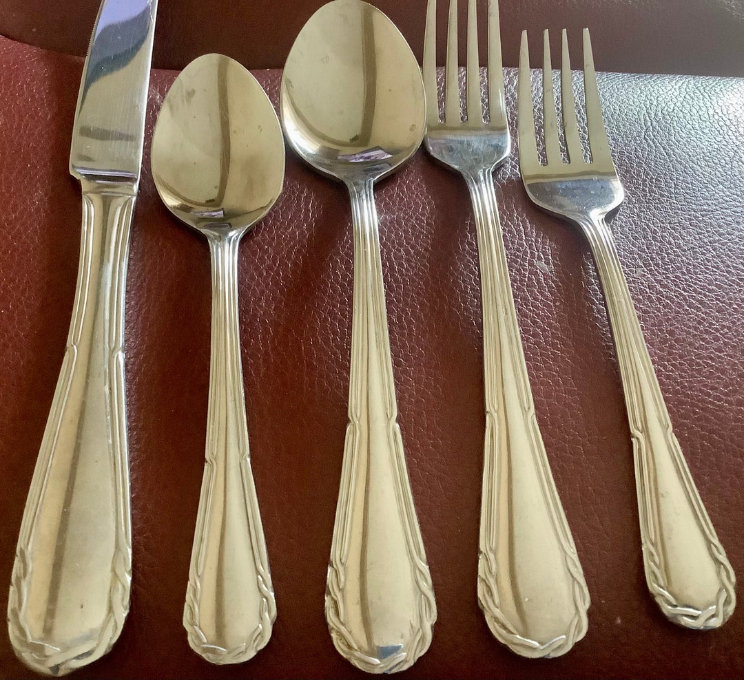 30 Pieces Farberware Stainless Steel Flatware Great Condition as