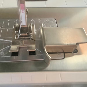 Magnetic Sewing Machine Seam Guide | Sewing Supply | Sewing Notion | Excellent condition