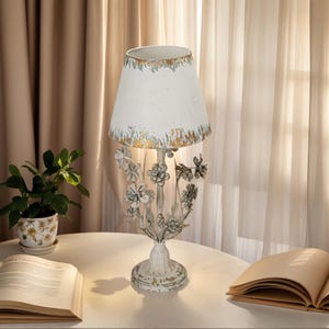 Vintage rustikale Metall Tischlampe mit Blumenmuster und verwittertem Finish - 28,74 Zoll hoher Wohnkultur Akzent
