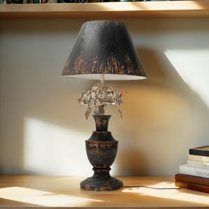 Distressed Black Finish Tischlampe mit Blumenmuster, Shabby Chic Metall Tischlampe, Bauernhaus Stil Dekor für Schlafzimmer, Wohnzimmer