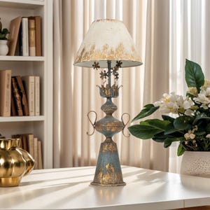 Florale dekorative Metall Tischlampe mit Distressed Gold Finish und elegantem Design - Perfekt für Wohnzimmer, Schlafzimmer oder gemütliche Wohnräume