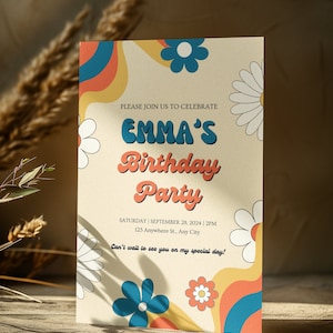 Pu&ograve; includere: Un invito a una festa di compleanno in stile retr&ograve; con un design floreale colorato. L'invito recita "Si prega di unirsi a noi per celebrare il compleanno di Emma" e include la data, l'ora e il luogo.