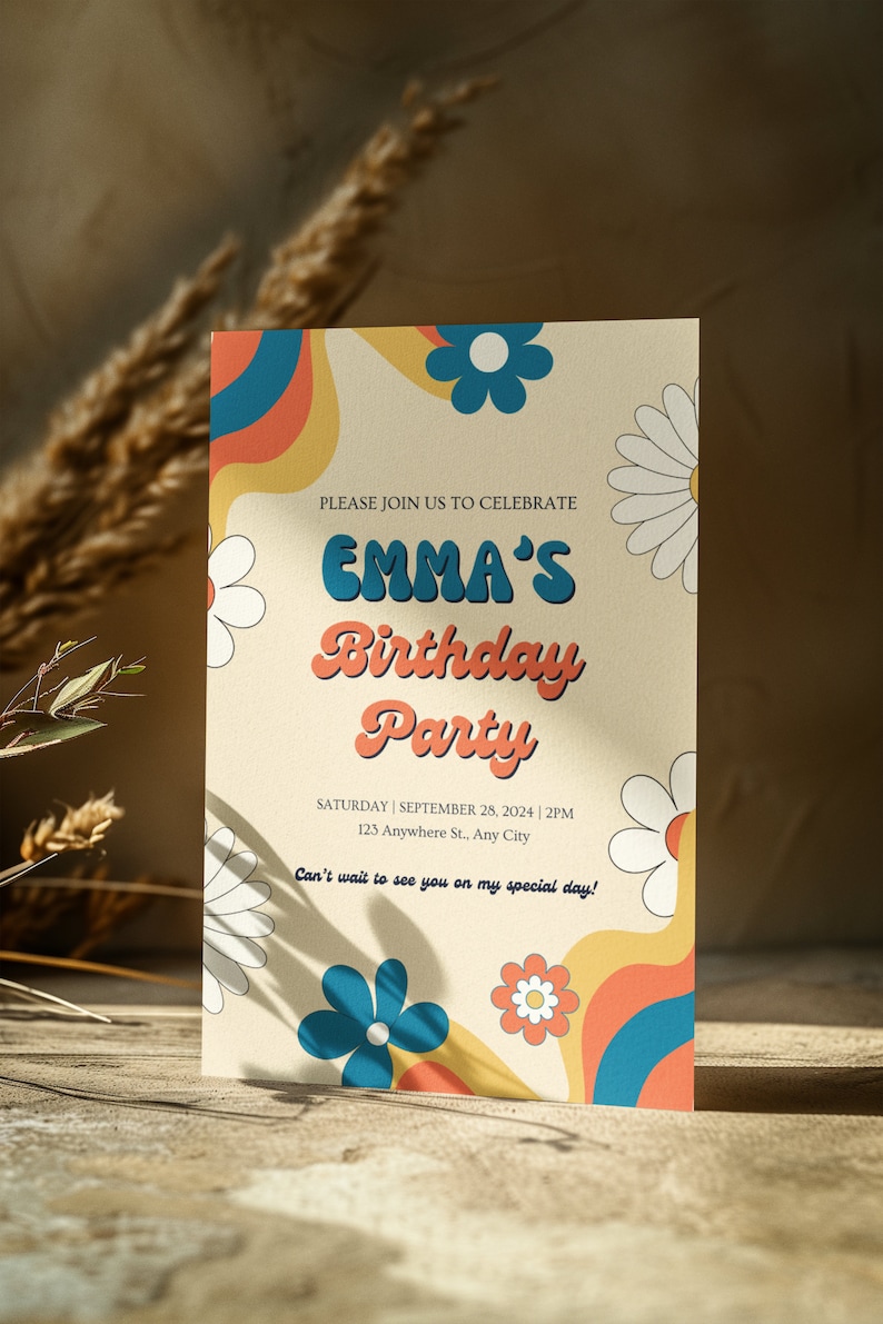 Pu&ograve; includere: Un invito a una festa di compleanno in stile retr&ograve; con un design floreale colorato. L'invito recita "Si prega di unirsi a noi per celebrare il compleanno di Emma" e include la data, l'ora e il luogo.