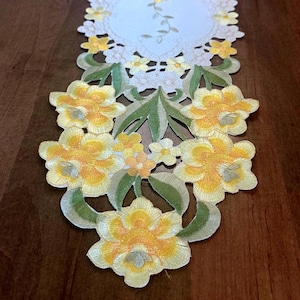 Embroidered Daffodil Cutwork Table Runner – Spring & Summer Home Decor