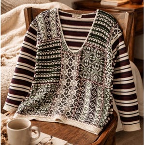 Peut inclure: Un pull crème à col en V profond et à manches longues. Le pull présente un motif patchwork avec des motifs géométriques bordeaux, vert foncé et crème. Le mot "SPORT" est sur l'étiquette.