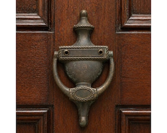 Battente per porta in ottone stile urna vintage, ferramenta antica con dettaglio a corda e patina.