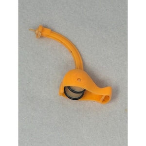 Könnte beinhalten: Ein orangefarbener Babyflaschen-Entlüfter aus Kunststoff mit geschwungenem Design. Der Entlüfter hat einen kleinen Sauger an einem Ende und eine Kappe mit zwei schwarzen Gummiringen. Der Entlüfter soll die Luftaufnahme beim Füttern reduzieren.
