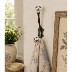 Gancho de pared doble vintage azul y blanco con estampado floral de cerámica y porcelana, perillas para abrigos y toallas.