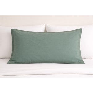 Puede incluir: Una almohada rectangular verde salvia con un borde cosido. La almohada está sobre una cama blanca, con dos almohadas blancas en el fondo. La almohada es de color liso.