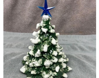 Árbol de Navidad de cerámica Doc Holliday vintage de 1982, verde nevado con estrella azul, 7 pulgadas.