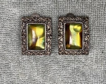 Pendientes de clip vintage Best, tono plateado, cristal artístico iridiscente verde, forma rectangular.