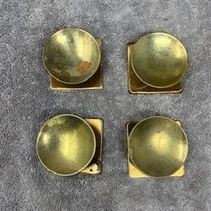 Knoppar i plåt, mässing, fyrkantiga bakplatta, runda lådhandtag, set om 4