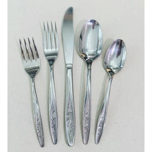 Conjunto de talheres vintage Superior em aço inoxidável com estampa floral de rosas radiantes, garfo, faca e colher, estilo meados do século (40 peças).